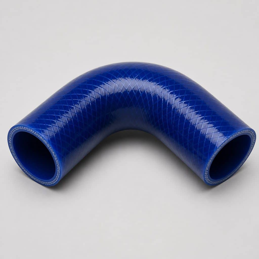 Durite d'admission d'air en silicone bleu foncé coudée présentée seule sur fond neutre