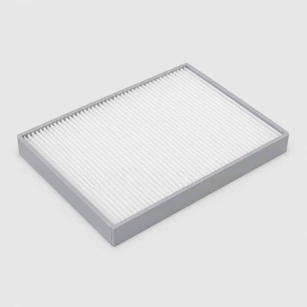 Filtre habitacle standard présenté seul sur fond neutre