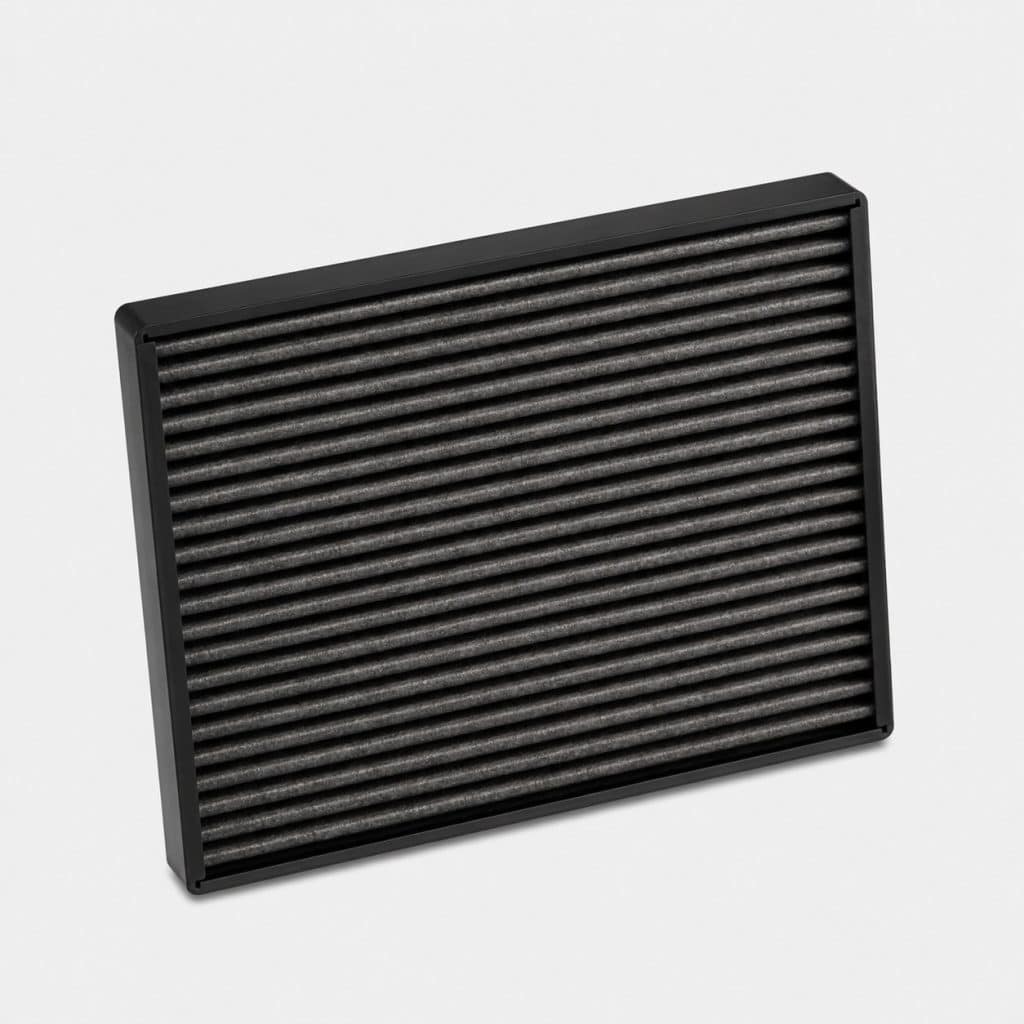 Filtre habitacle grand format à charbon actif présenté seul sur fond neutre