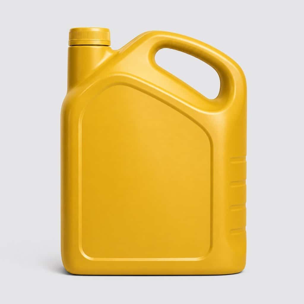 Bidon d'huile moteur 5 litres présenté seul sur fond neutre