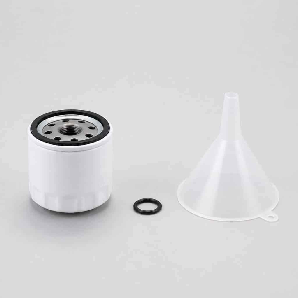 Kit de vidange avec filtre à huile posé sur fond clair