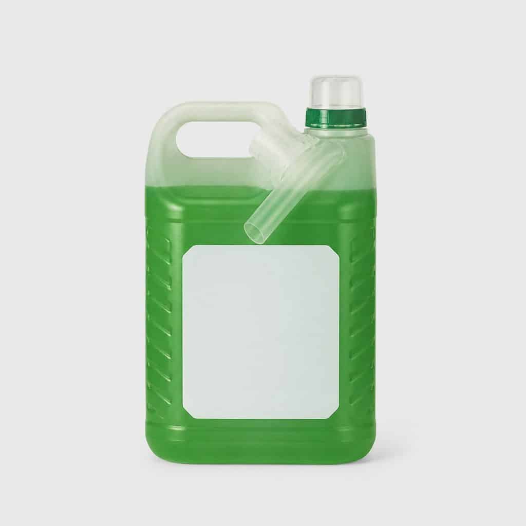 Bidon de liquide de refroidissement économique 5 L présenté seul sur fond clair